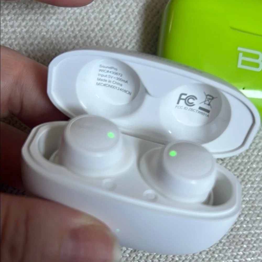 ****BRAND NEW*** off brand Green and White Wireless Earbuds with‎ Charging Case - Picture 4 of 4